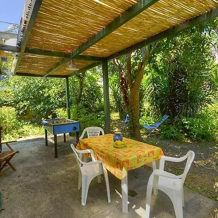 Sleeps 2 Air Con Wifi